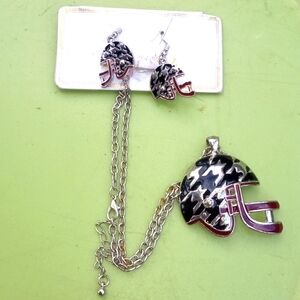 Earrings and necklace set🍒